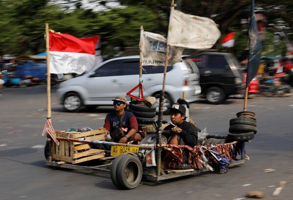 Participantes do Festival de Motonetas em Kediri, na Indonésia - Sputnik Brasil