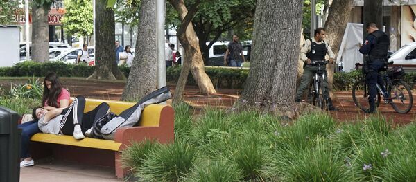 Um casal se acaricia em uma praça pública em Guadalajara, no México. Uma nova lei na cidade instrui os policiais a apenas abordarem casos de sexo em público se houver uma reclamação de terceiros. - Sputnik Brasil