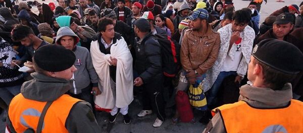 Migrantes aguardam na fronteira austro-húngara - Sputnik Brasil