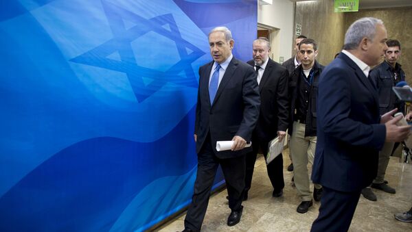 O primeiro-ministro de Israel, Benjamin Netanyahu, chega à reunião semanal de gabinete em seu escritório em Jerusalém (arquivo) - Sputnik Brasil