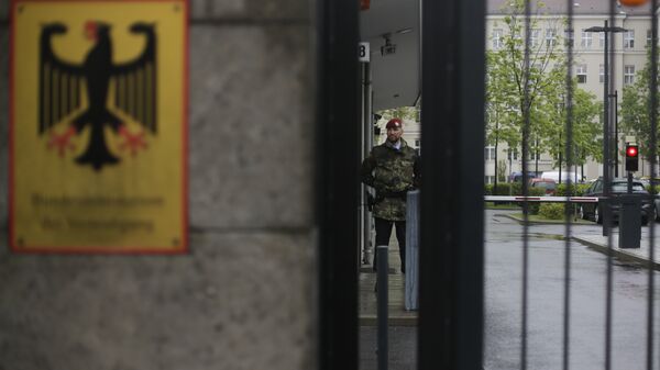 Um guarda na entrada do Ministério da Defesa alemão - Sputnik Brasil
