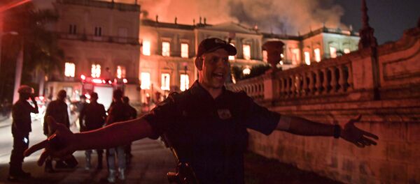 Polícia local bloqueia acesso ao prédio do Museu Nacional no Rio de Janeiro atingido por incêndio - Sputnik Brasil
