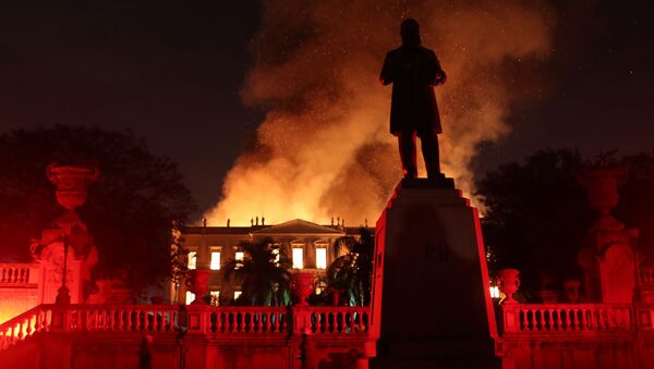 Vista do Museu Nacional no Rio ardendo em chamas vermelhas - Sputnik Brasil