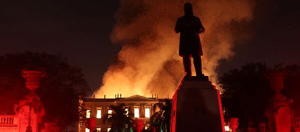 Vista do Museu Nacional no Rio ardendo em chamas vermelhas - Sputnik Brasil