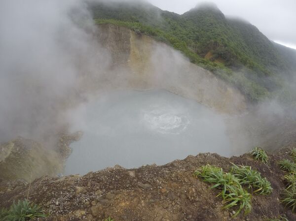 O lago Boiling com água fervente no Parque Nacional Morne Trois Pitons, na Dominica - Sputnik Brasil