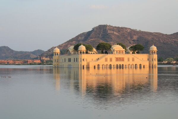 O palácio Jal Mahal emergindo do lago Man Sagarn, Índia - Sputnik Brasil