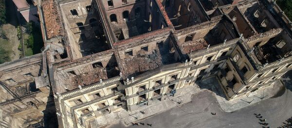 Museu Nacional do Brasil, no Rio de Janeiro, no dia seguinte após ser abalado pelo incêndio grande em 2 de setembro de 2018 Museu Nacional do Brasil, no Rio de Janeiro, no dia seguinte após ser abalado pelo incêndio grande em 2 de setembro de 2018 - Sputnik Brasil
