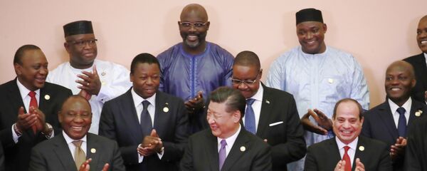 Fileira da frente, da esquerda para a direita: o presidente da África do Sul, Cyril Ramaphosa; o presidente da China, Xi Xinping; o presidente do Egito, Abdel Fattah al-Sisi. Fileira intermediária, da esquerda para a direita: o presidente do Quênia, Uhuru Kenyatta ; o presidente do Togo, Faure Gnassingbé; o presidente do Malawi, Arthur Peter Mutharika; o presidente de Guiné-Bissau (José Mario Vaz). Fileira do fundo, da esquerda para a direita: o presidente de Serra-Leoa, Julius Maada Bio; o presidente da Libéria, George Weah; e outros líderes africanos durante Fórum Sino-Africano de Cooperação (FOCAC), em Pequim, 2018. - Sputnik Brasil