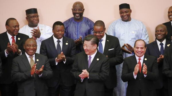 Fileira da frente, da esquerda para a direita: o presidente da África do Sul, Cyril Ramaphosa; o presidente da China, Xi Xinping; o presidente do Egito, Abdel Fattah al-Sisi. Fileira intermediária, da esquerda para a direita: o presidente do Quênia, Uhuru Kenyatta ; o presidente do Togo, Faure Gnassingbé; o presidente do Malawi, Arthur Peter Mutharika; o presidente de Guiné-Bissau (José Mario Vaz). Fileira do fundo, da esquerda para a direita: o presidente de Serra-Leoa, Julius Maada Bio; o presidente da Libéria, George Weah; e outros líderes africanos durante Fórum Sino-Africano de Cooperação (FOCAC), em Pequim, 2018. - Sputnik Brasil
