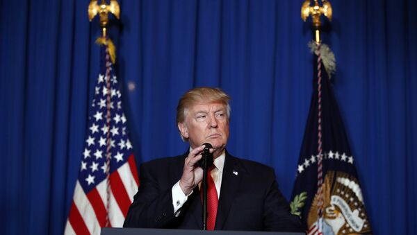 O presidente dos EUA, Donald Trump, fala em Mar-a-Lago, após ataque contra Síria em retaliação a supostos ataques com armas químicas. Foto de 6 e abril de 2017. - Sputnik Brasil