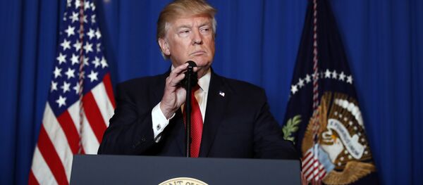 O presidente dos EUA, Donald Trump, fala em Mar-a-Lago, após ataque contra Síria em retaliação a supostos ataques com armas químicas. Foto de 6 e abril de 2017. - Sputnik Brasil