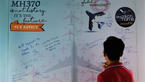 Um homen escreve condolências no Dia da Memória dos trágicos acontecimentos com o avião MH370 - Sputnik Brasil