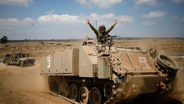 Um soldado israelense em um veículo blindado após a visita do ministro da Defesa de Israel, Avigdor Lieberman, nas colinas de Golã. - Sputnik Brasil