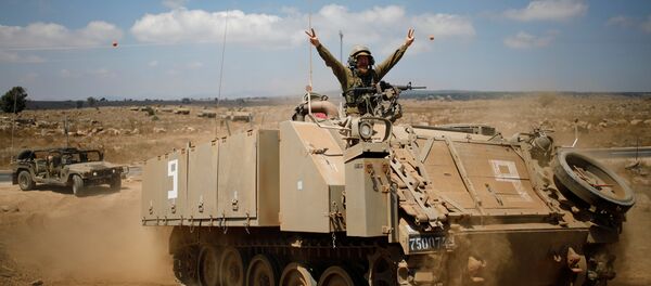 Um soldado israelense em um veículo blindado após a visita do ministro da Defesa de Israel, Avigdor Lieberman, nas colinas de Golã. Um soldado israelense em um veículo blindado após a visita do ministro da Defesa de Israel, Avigdor Lieberman, nas colinas de Golã. - Sputnik Brasil