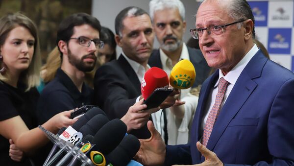 Geraldo Alckmin conversa com repórteres - Sputnik Brasil