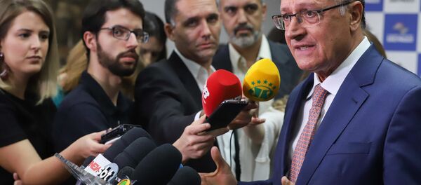 Geraldo Alckmin conversa com repórteres - Sputnik Brasil