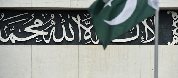 Um policial paquistanês fica de guarda no telhado do edifício do Parlamento durante sessão especial (arquivo) - Sputnik Brasil