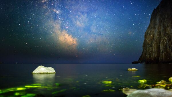 Imagem mostra céu noturno incrível onde se é possível ver estrelas sobre o lago Baikal, na Rússia - Sputnik Brasil