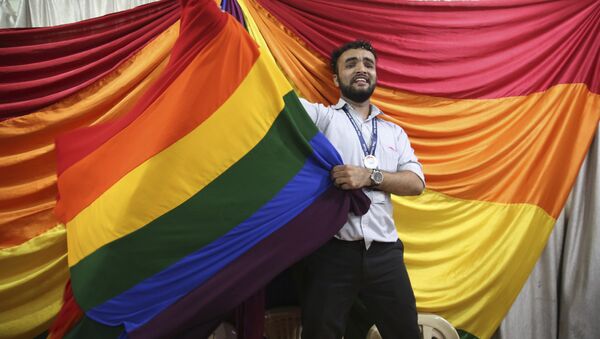Homem celebra o fim da proibição ao casamento gay na Índia. - Sputnik Brasil