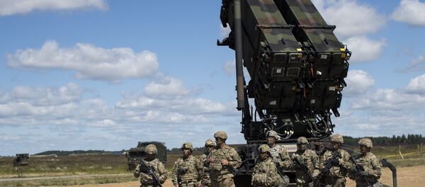 Militares do Exército dos EUA ao lado do sistema Patriot na base aérea de Siauliai, na Lituânia (foto de arquivo) - Sputnik Brasil