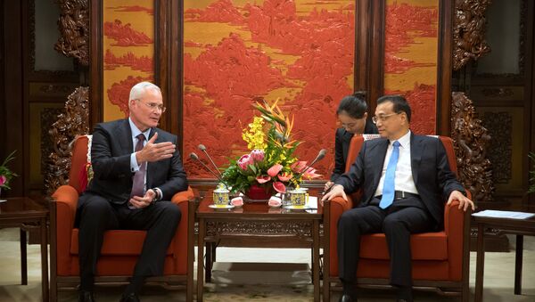 Presidente e CEO da ExxonMobil, Darren Woods (à esquerda) durante conversa com o Premiê chinês, Li Keqiang, em Pequim. - Sputnik Brasil
