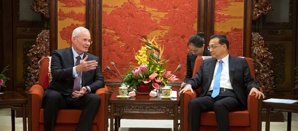 Presidente e CEO da ExxonMobil, Darren Woods (à esquerda) durante conversa com o Premiê chinês, Li Keqiang, em Pequim. - Sputnik Brasil
