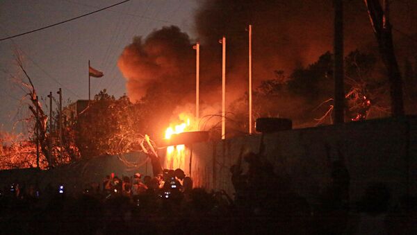 Manifestantes queimam prédios governamentais durante protestos contra o desemprego e serviços públicos de baixa qualidade em Basra, no Iraque - Sputnik Brasil