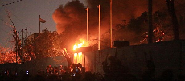 Manifestantes queimam prédio público demandando melhores serviços públicos e queda no desemprego na cidade de Basra, Iraque. - Sputnik Brasil