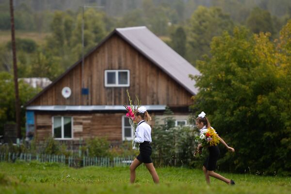 Estudantes indo à escola com flores nas mãos dedicadas ao Dia do Conhecimento, na região russa de Novossibirsk - Sputnik Brasil