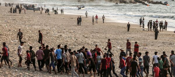 Palestinos carregam homem ferido durante confrontos com soldados israelenses na Faixa de Gaza, em 2 de setembro de 2018 - Sputnik Brasil