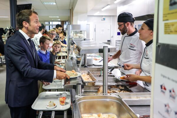 Presidente francês Emmanuel Macron janta na cantina da escola na cidade de Laval, França, em 3 de setembro de 2018 - Sputnik Brasil