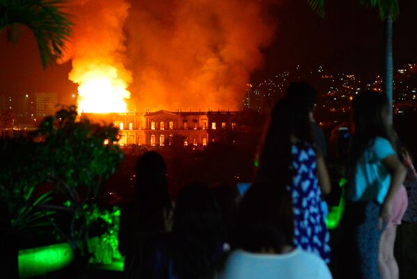 Pessoas observam enorme incêndio no Museu Nacional do Rio de Janeiro, um dos museus mais antigos do Brasil, em 2 de setembro de 2018 - Sputnik Brasil