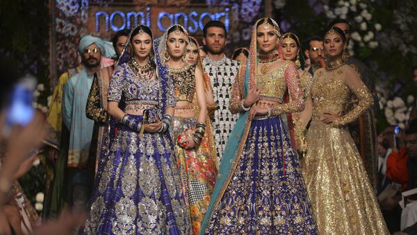 Modelos apresentam vestido tradicional paquistanês feito por Nomi Ansari durante desfile de moda no Paquistão, em 4 de setembro de 2018 - Sputnik Brasil