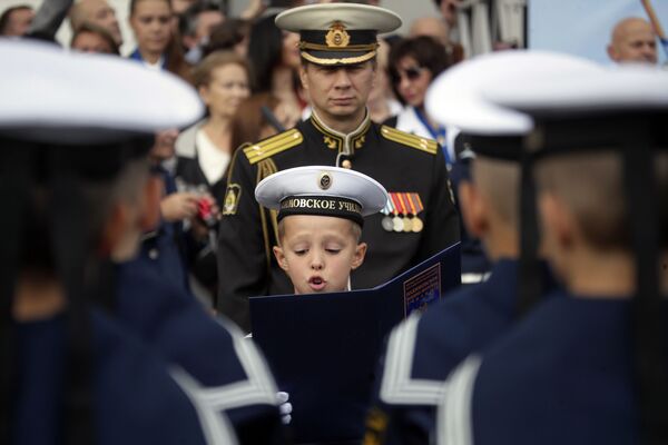 Cadete do primeiro ano da Academia Naval Nakhimov durante cerimônia no início do ano letivo russo, conhecido como Dia do Conhecimento, em São Petersburgo, em 1º de setembro de 2018 - Sputnik Brasil