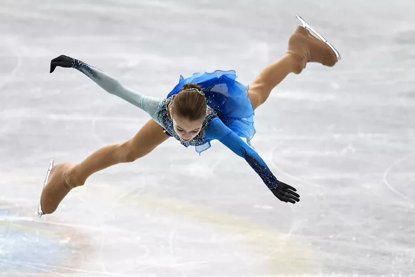 Aleksandra Trusova, patinadora russa, realiza salto no programa de patinação individual feminina nas finais do Grand Prix Júnior de Patinação Artística no Gelo, em Nagoya, Japão Aleksandra Trusova, patinadora russa, realiza salto no programa de patinação individual feminina nas finais do Grand Prix Júnior de Patinação Artística no Gelo, em Nagoya, Japão - Sputnik Brasil