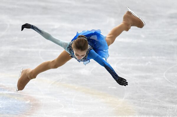 Aleksandra Trusova, patinadora russa, realiza salto no programa de patinação individual feminina nas finais do Grand Prix Júnior de Patinação Artística no Gelo, em Nagoya, Japão - Sputnik Brasil