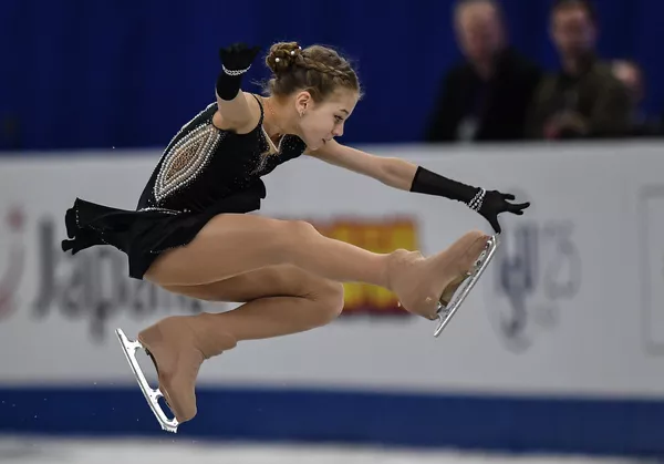 Patinadora russa, Aleksandra Trusova, realiza salto no programa de patinação individual feminina nas finais do Grand Prix Júnior de Patinação Artística no Gelo, em Nagoya, Japão Patinadora russa, Aleksandra Trusova, realiza salto no programa de patinação individual feminina nas finais do Grand Prix Júnior de Patinação Artística no Gelo, em Nagoya, Japão - Sputnik Brasil