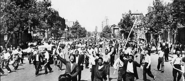 Manifestantes armados com pedaços de madeira gritam slogans durante tumultos em Teerã, agosto de 1953 - Sputnik Brasil