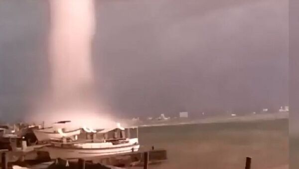 Apocalipse na Crimeia? Tornado incrível atinge costa oriental da península russa - Sputnik Brasil