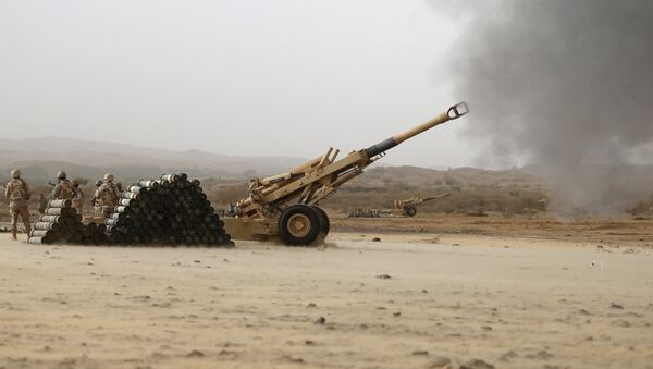 Armas de fogo de artilharia do exército saudita em direção às posições houthis da fronteira saudita com o Iêmen. - Sputnik Brasil