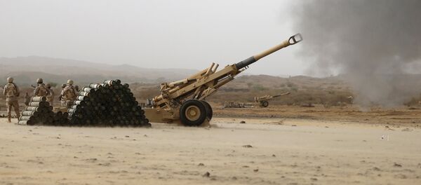 Armas de fogo de artilharia do exército saudita em direção às posições houthis da fronteira saudita com o Iêmen. - Sputnik Brasil