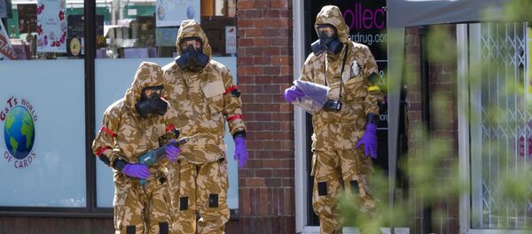 Militares limpando os pontos relacionados ao envenenamento de Skripal em Salisbury. - Sputnik Brasil
