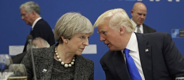 Primeira-ministra do Reino Unido, Theresa May (à esquerda) fala com o presidente dos EUA, Donald Trump (à direita) durante um jantar da OTAN em Bruxelas. - Sputnik Brasil