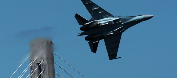 Caça Su-35S em Vladivostok durante voo de treinamento - Sputnik Brasil