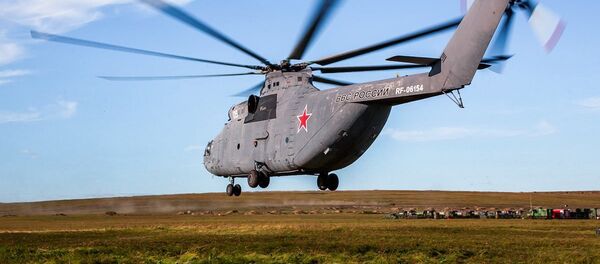 Helicóptero da Força Aeroespacial russa se preparando para participar das manobras Vostok 2018 - Sputnik Brasil