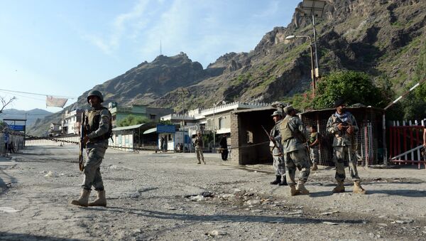 Polícia fronteiriça afegã em guarda perto da passagem de Torkham entre Afeganistão e Paquistão, na província de Nangarhar, em 12 de maio de 2016 - Sputnik Brasil