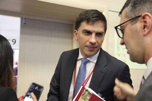 Diretor-geral do grupo de empresas agrícolas russas Rosagro, Maksim Basov, fala aos jornalistas durante o Fórum Econômico Oriental 2018, em 11 de setembro de 2018 Diretor-geral do grupo de empresas agrícolas russas Rosagro, Maksim Basov, fala aos jornalistas durante o Fórum Econômico Oriental 2018, em 11 de setembro de 2018 - Sputnik Brasil