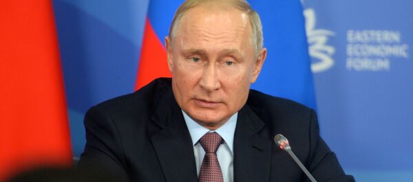 O presidente russo, Vladimir Putin, discursando no IV Fórum Econômico do Oriente, na cidade de Vladivostok - Sputnik Brasil