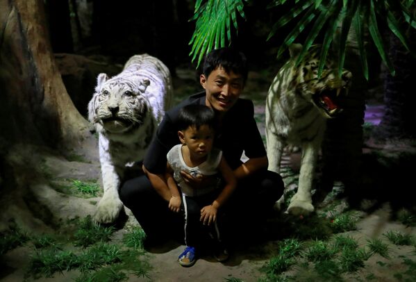 Visitante posa com seu filho no Museu de História Natural em Pyongyang - Sputnik Brasil