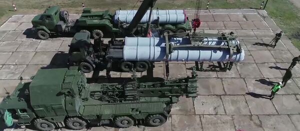 Carregamento do lançador do sistema de defesa antiaérea S-300 no âmbito das manobras Vostok 2018 - Sputnik Brasil